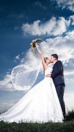 Brautpaar küsst sich