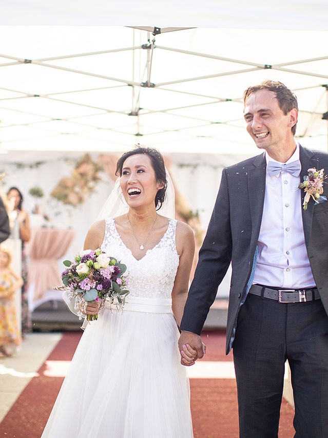 Glückliches Brautpaar im Bootshaus in Oberhausen