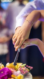 Brautpaar schneidet Hochzeitstorte im Bootshaus Oberhausen an