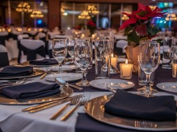 Gedeckter Tisch mit Hochzeitsdeko in Oberhausen