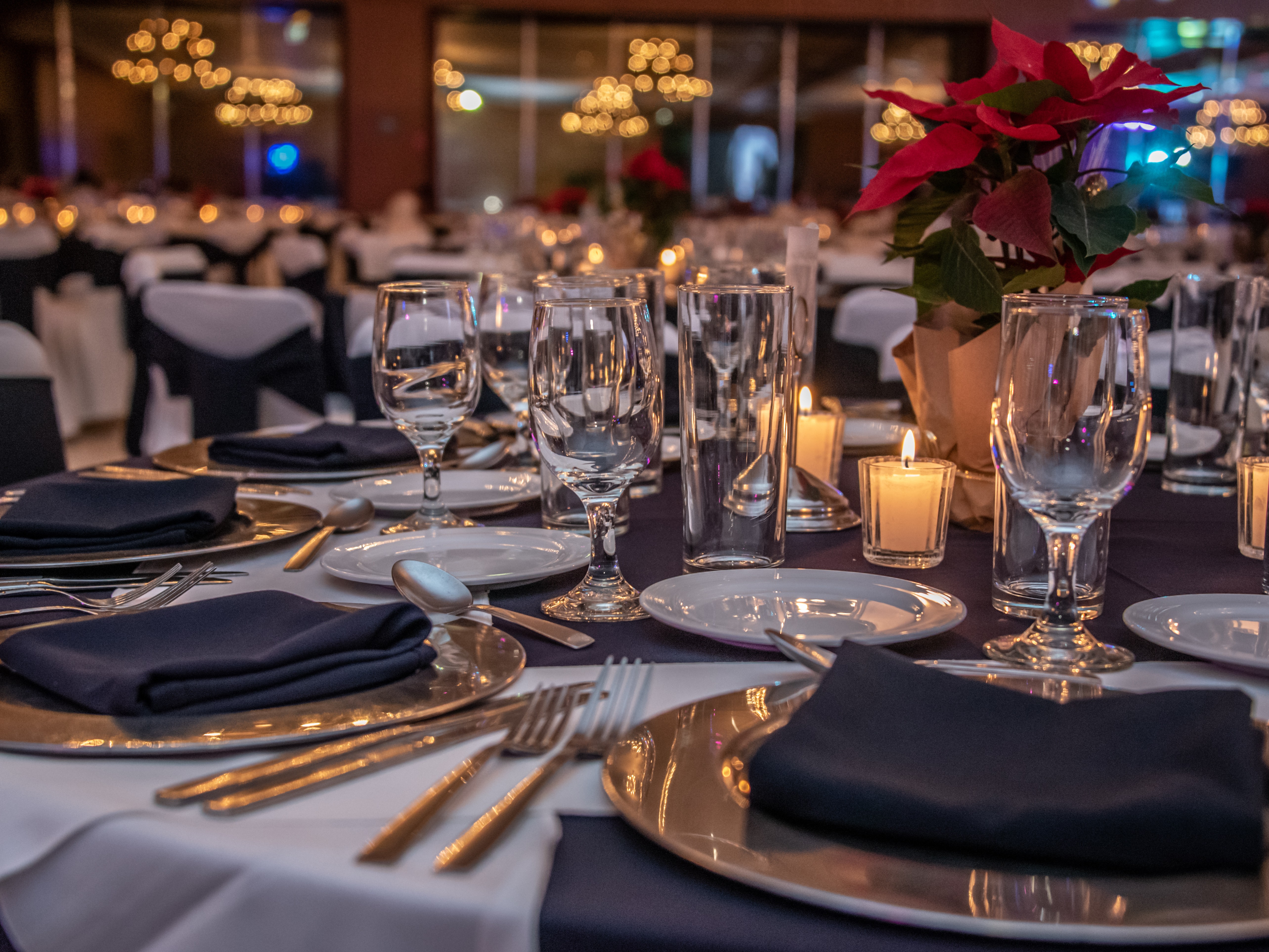 Gedeckter Tisch mit Hochzeitsdeko in Oberhausen