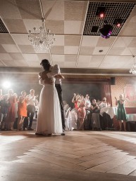 Brautpaar tanzt auf Tanzfläche im Bootshaus in Oberhausen