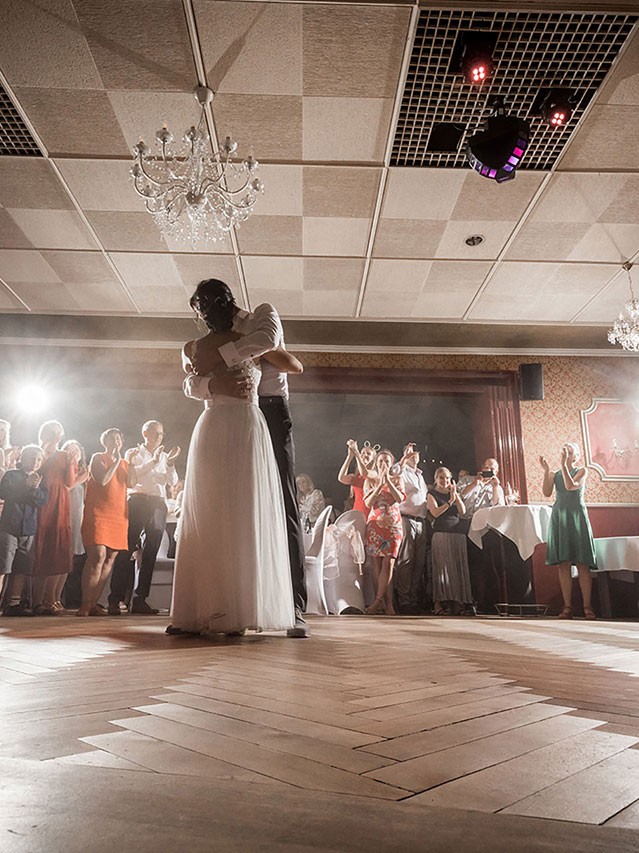 Brautpaar tanzt auf Tanzfläche im Bootshaus in Oberhausen