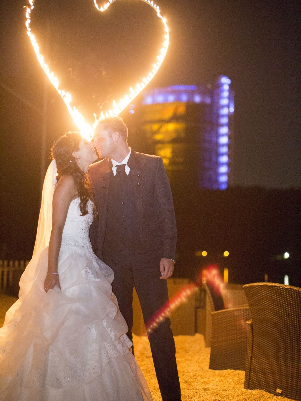 Brautpaar küsst sich in Oberhausen mit Gasometer im Hintergrund