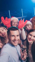 Gäste feiern auf Weihnachtsfeier im Bootshaus in Oberhausen