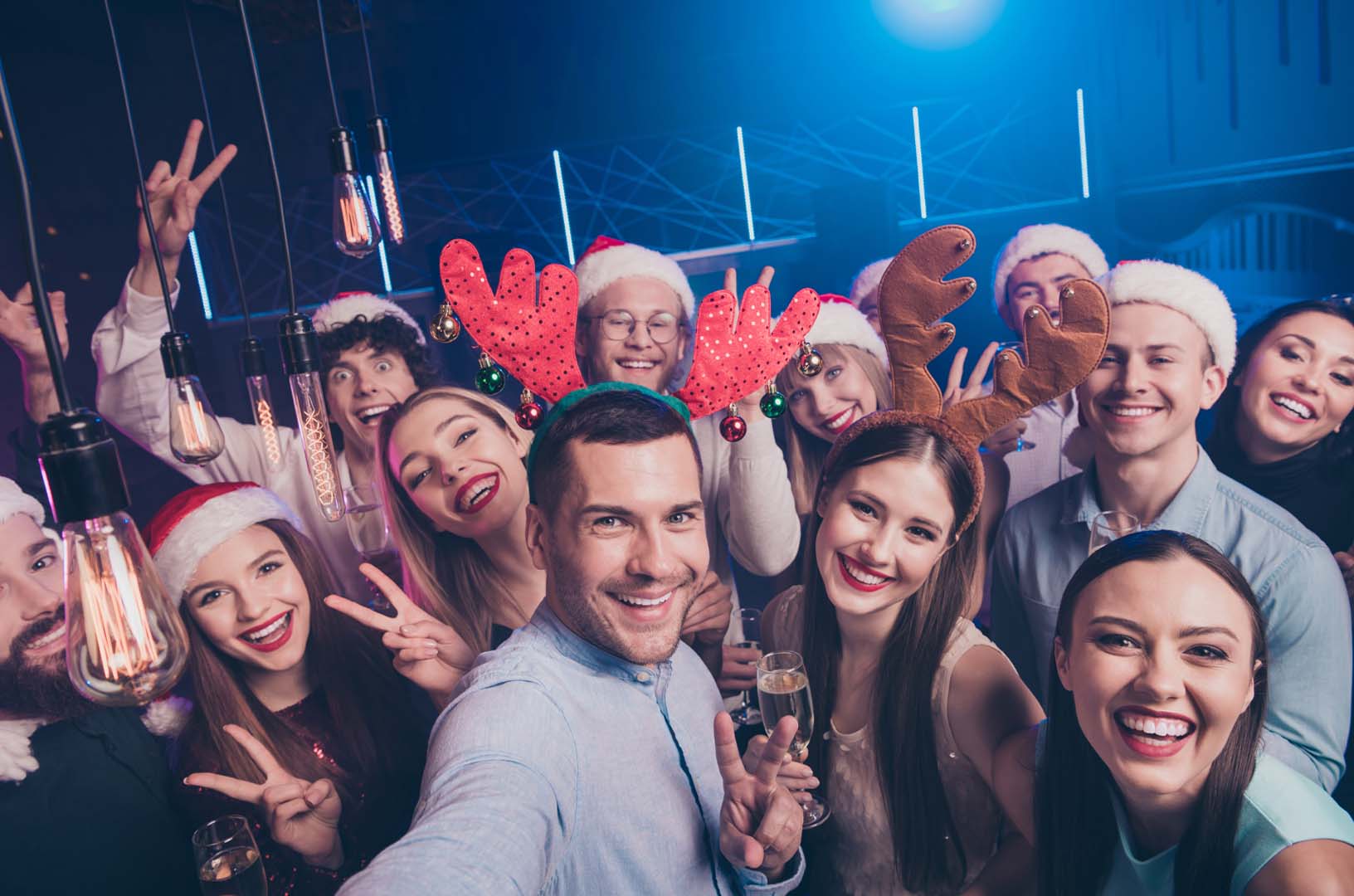 Gäste feiern auf Weihnachtsfeier im Bootshaus in Oberhausen