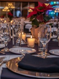 Tisch mit Winterdeko