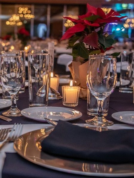 Tisch mit Winterdeko