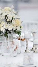 Weiße Hochzeitsdeko für eine Winterhochzeit in Oberhausen