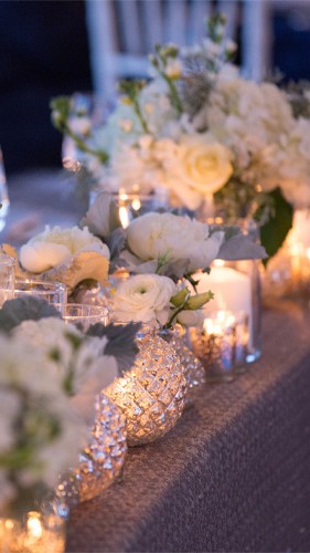 Weiße Hochzeitsdeko für eine Winterhochzeit