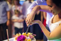 Brautpaar schneidet Hochzeitstorte im Bootshaus Oberhausen an